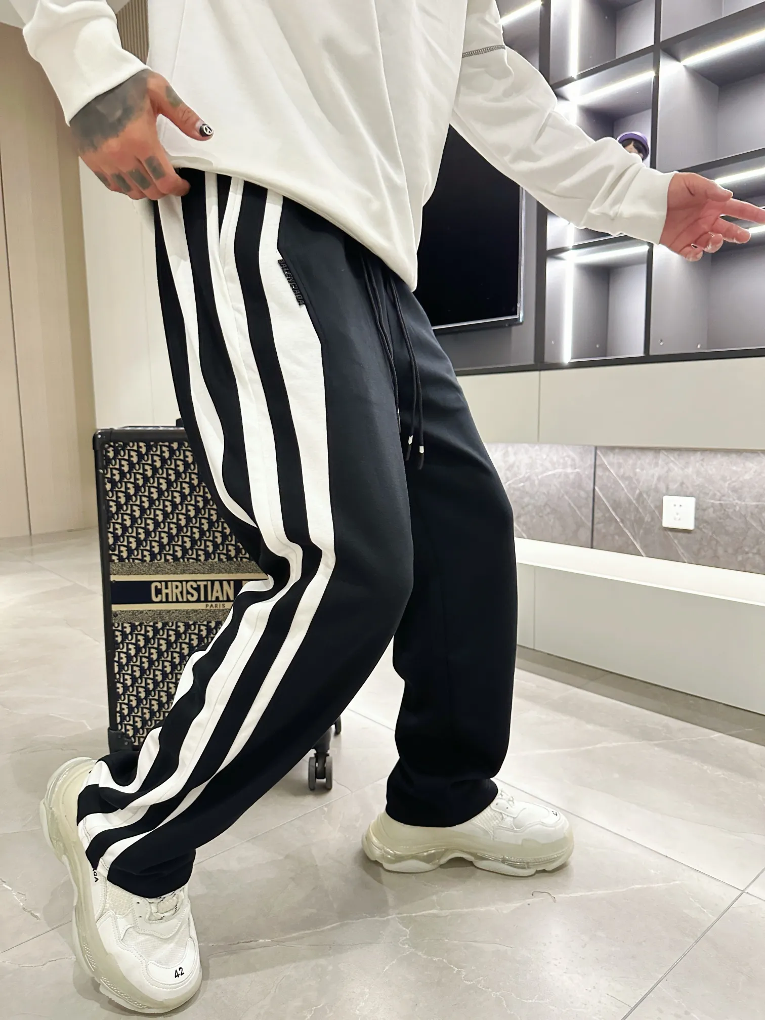 Balenciaga 🆕2026 Autumn and Winter New Arrival Casual Pants! The official website will be released simultaneously. Brand Classic LOGO casual pants, customized fabrics, excellent comfort and strong touch. Highly recognisable, perfect appearance and craftsmanship. Size:M-3XL